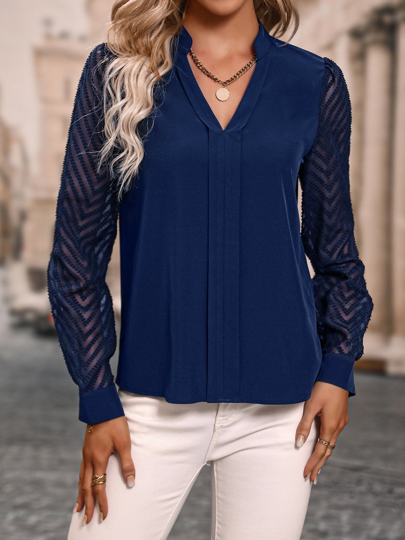 Camisa com Manga de Renda e Decote Elegante Camisa com Manga de Renda e Decote Elegante