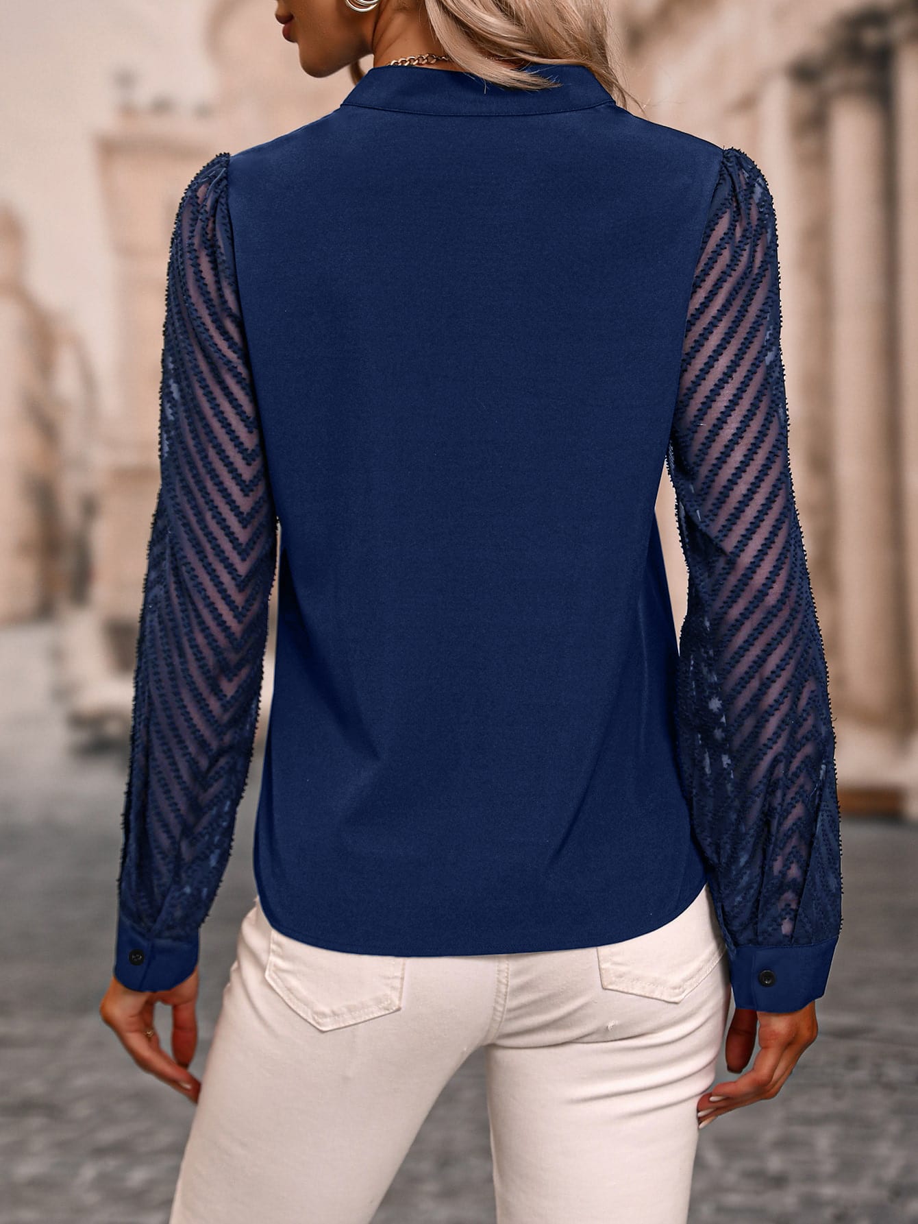 Camisa com Manga de Renda e Decote Elegante Camisa com Manga de Renda e Decote Elegante