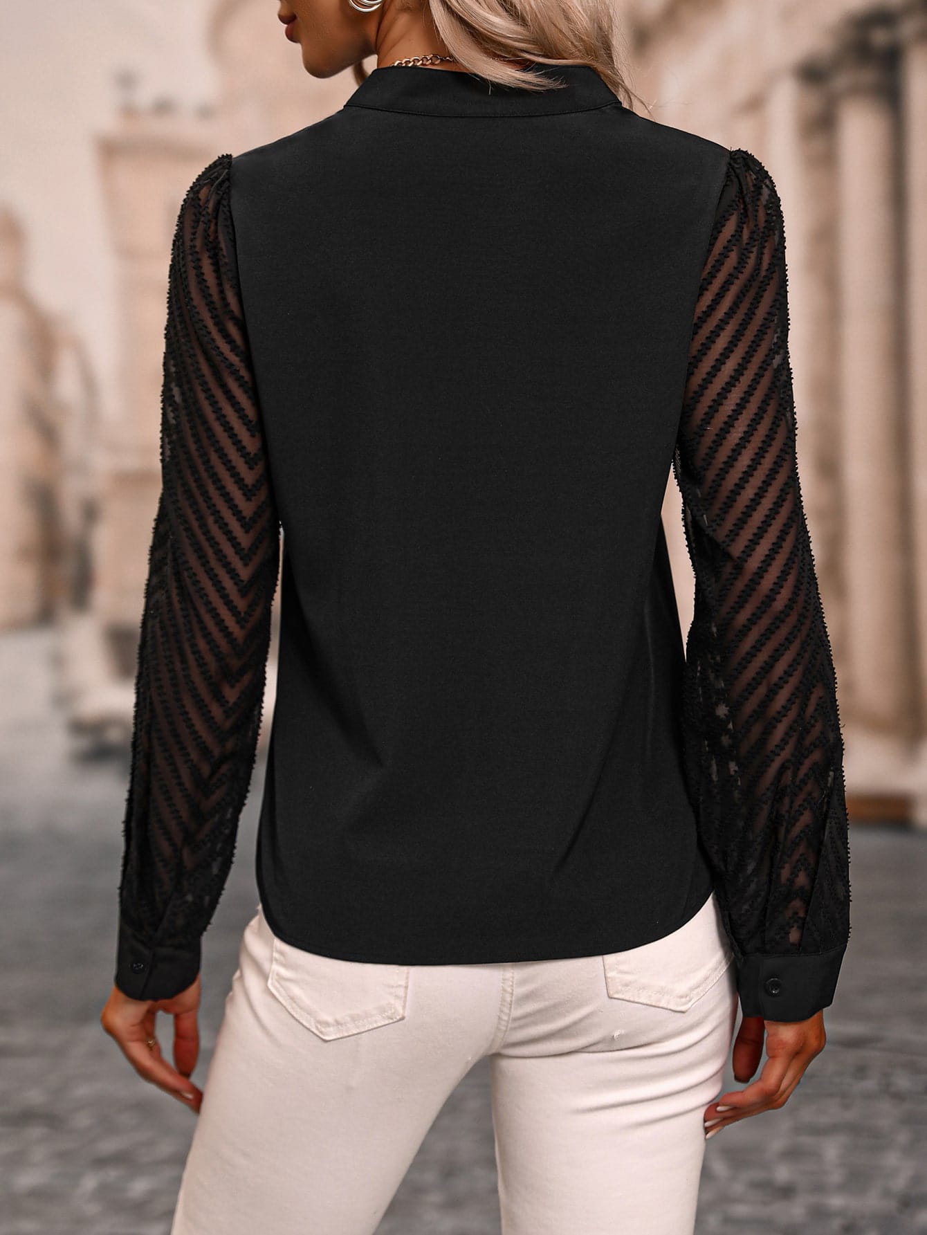 Camisa com Manga de Renda e Decote Elegante Camisa com Manga de Renda e Decote Elegante