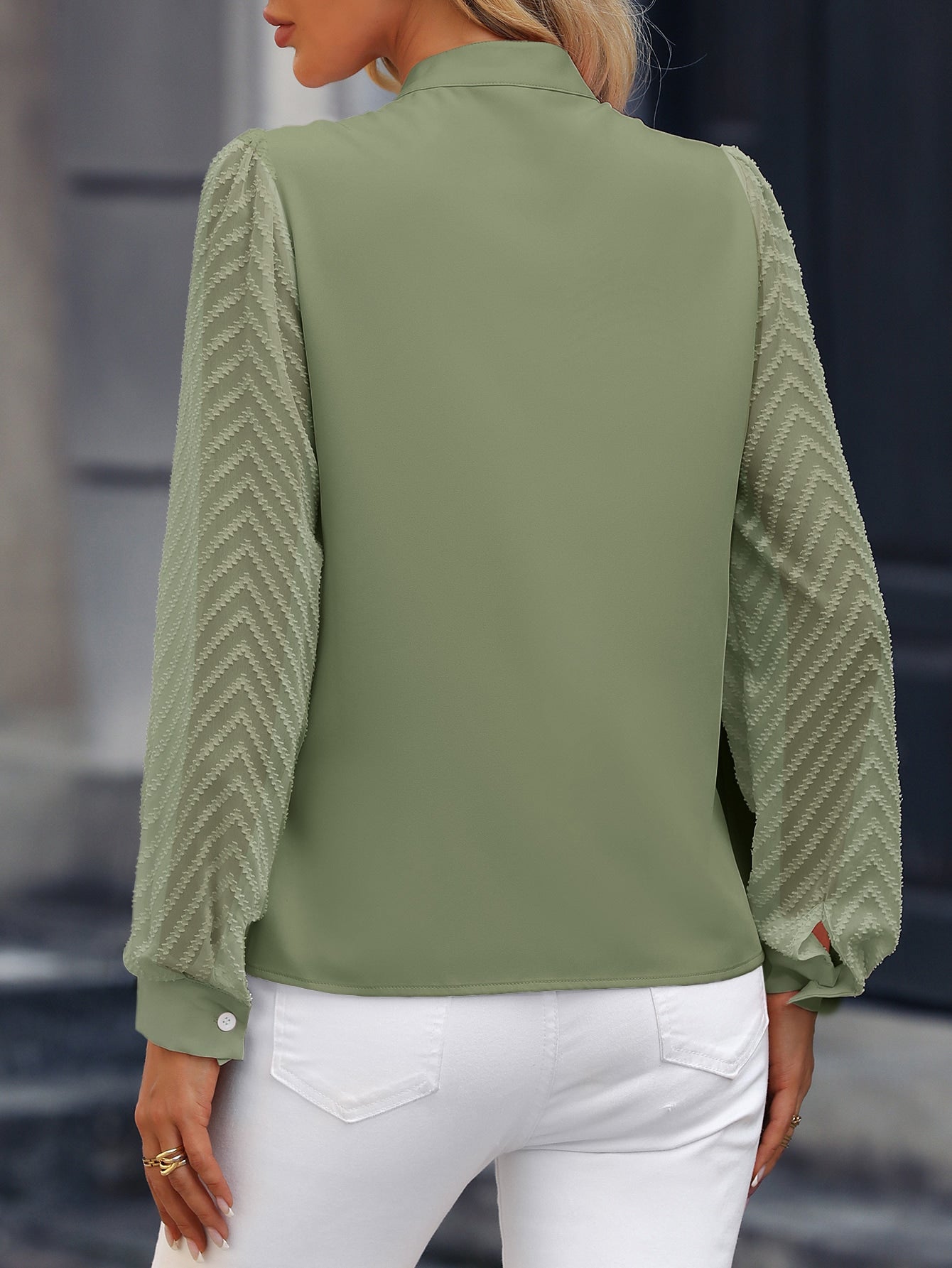 Camisa com Manga de Renda e Decote Elegante Camisa com Manga de Renda e Decote Elegante