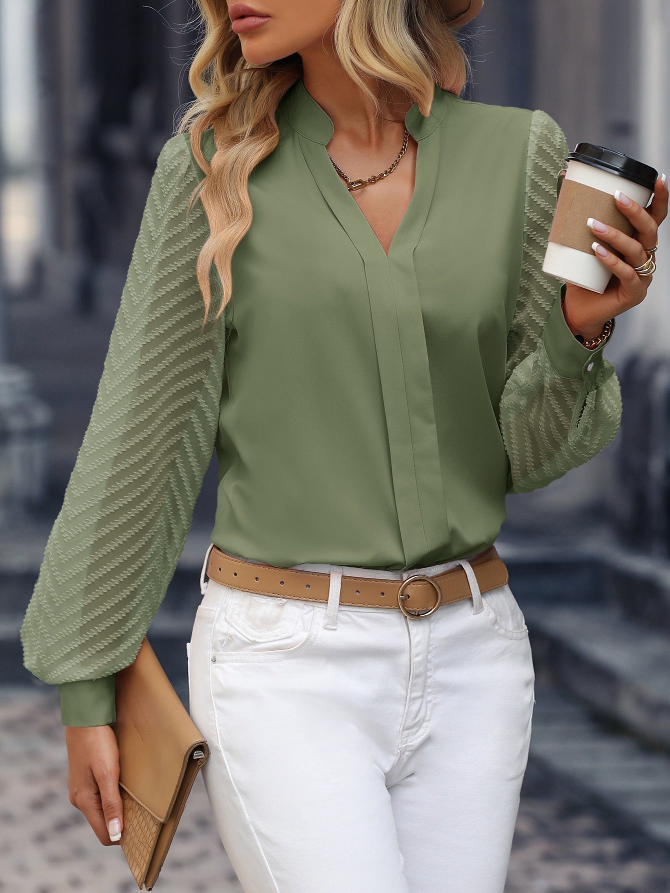 Camisa com Manga de Renda e Decote Elegante Camisa com Manga de Renda e Decote Elegante