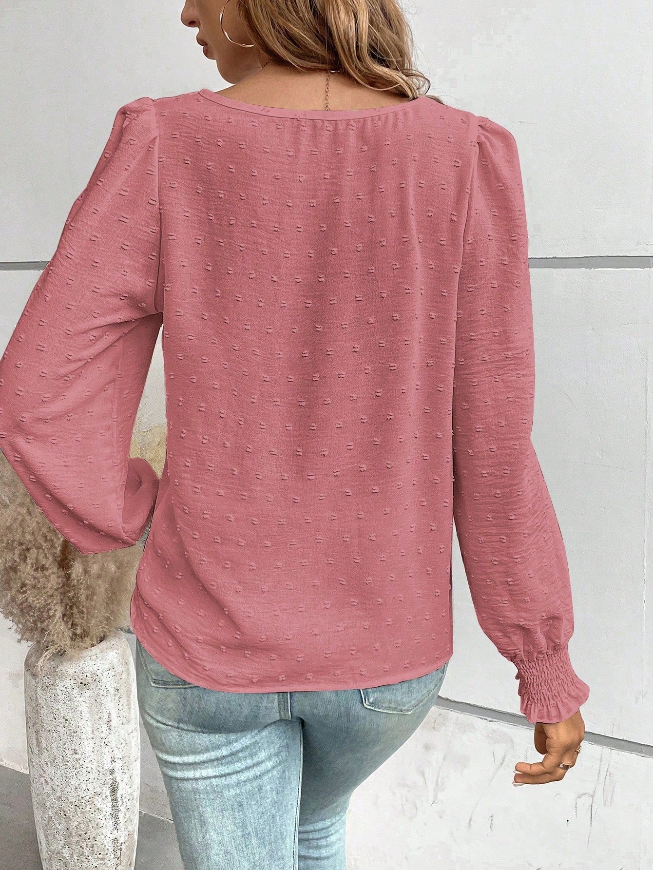 Blusa Delicada com Textura Poá e Punhos Franzidos Blusa Delicada com Textura Poá e Punhos Franzidos