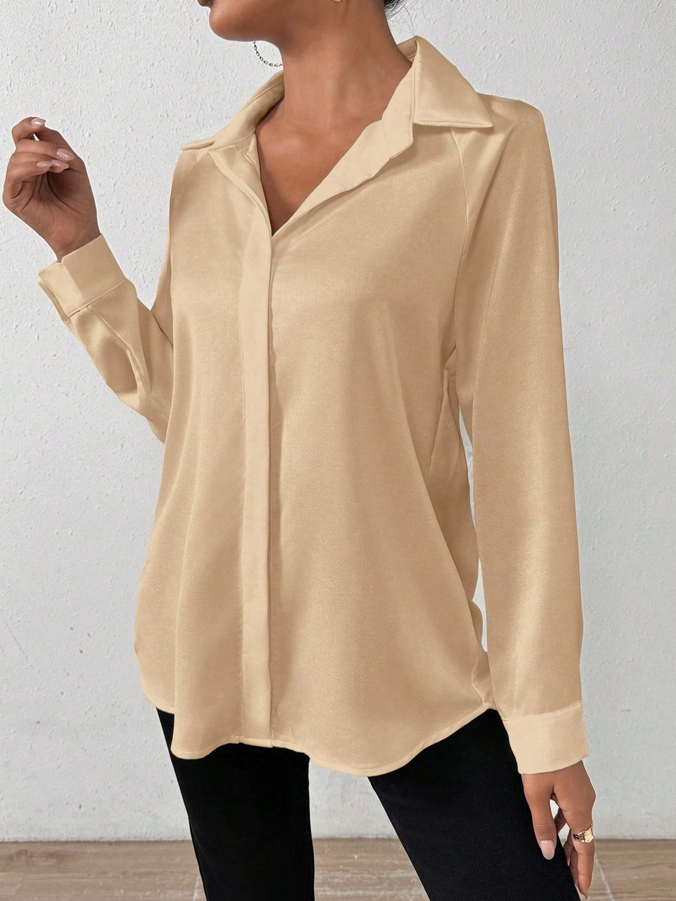 Camisa Social Elegante com Caimento Acetinado Camisa Social Elegante com Caimento Acetinado