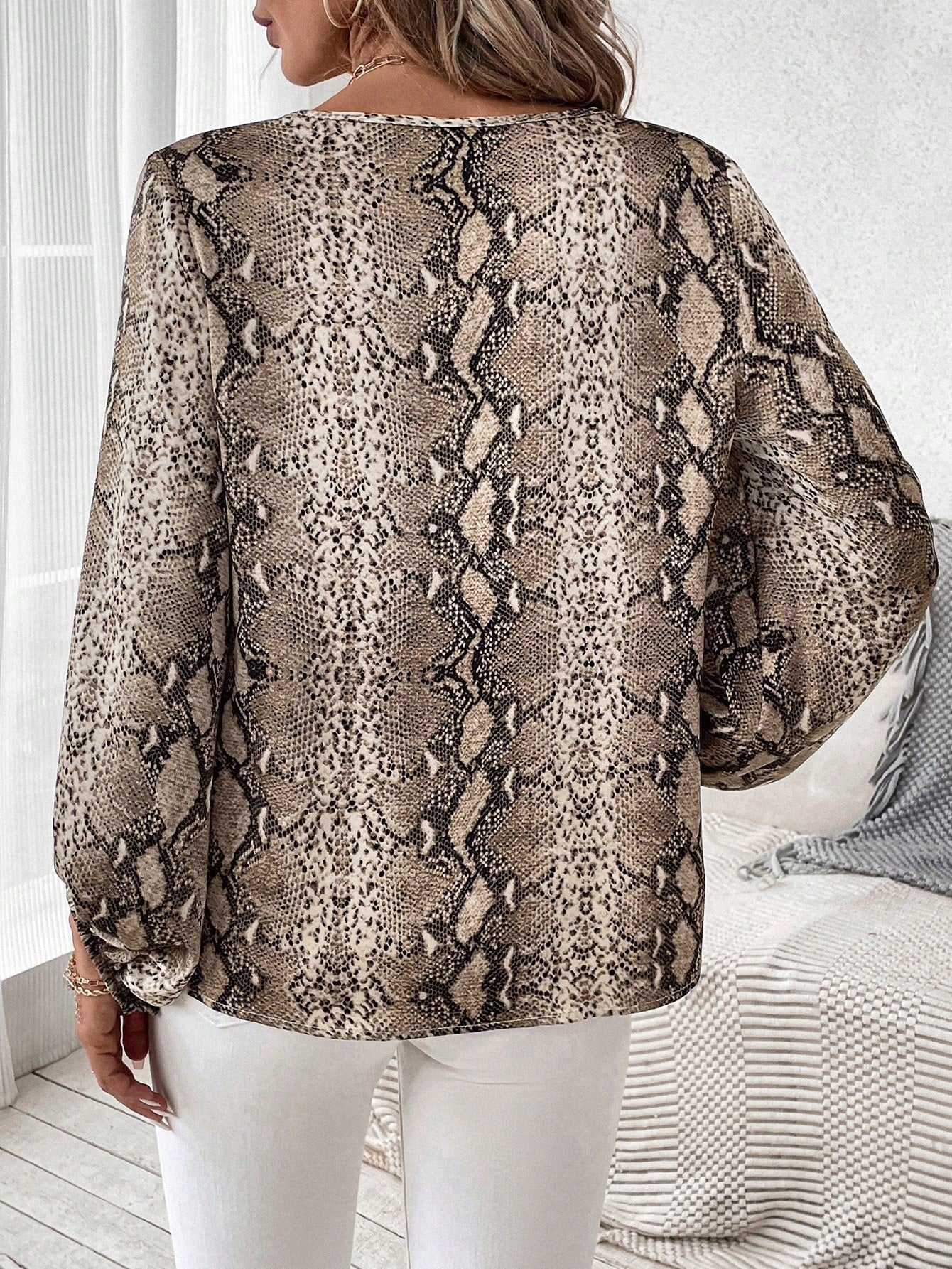Camisa Estampa Snake com Decote V e Manga Longa Camisa Estampa Snake com Decote V e Manga Longa