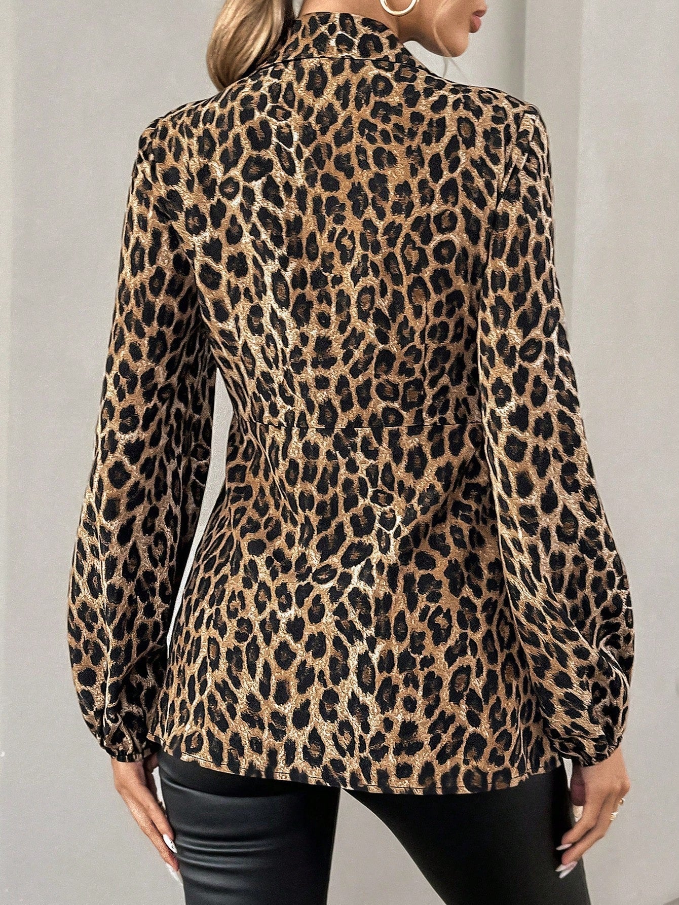 Blusa Animal Print com Laço na Cintura e Manga Longa Blusa Animal Print com Laço na Cintura e Manga Longa