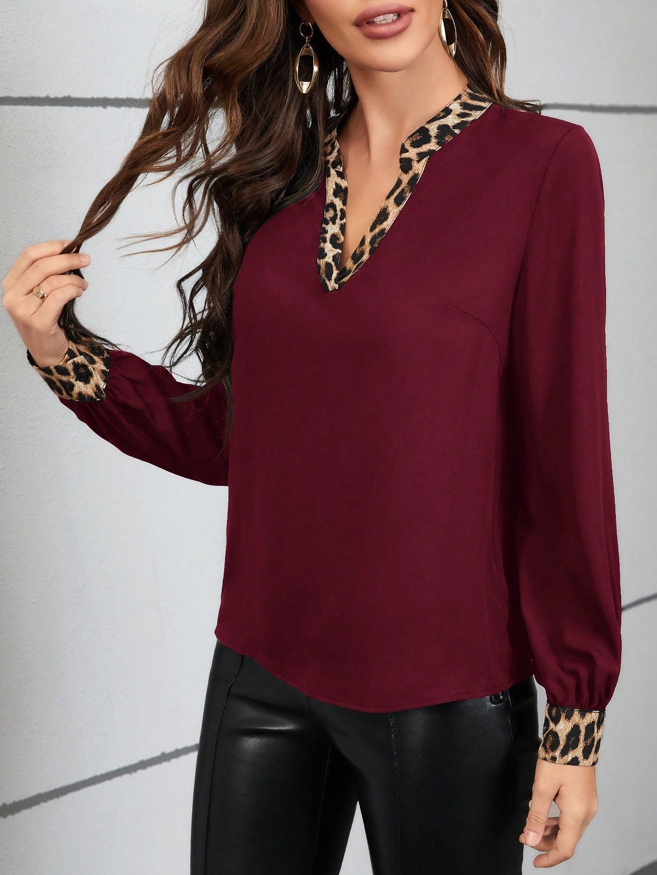 Blusa com Detalhes Animal Print e Decote V Blusa com Detalhes Animal Print e Decote V