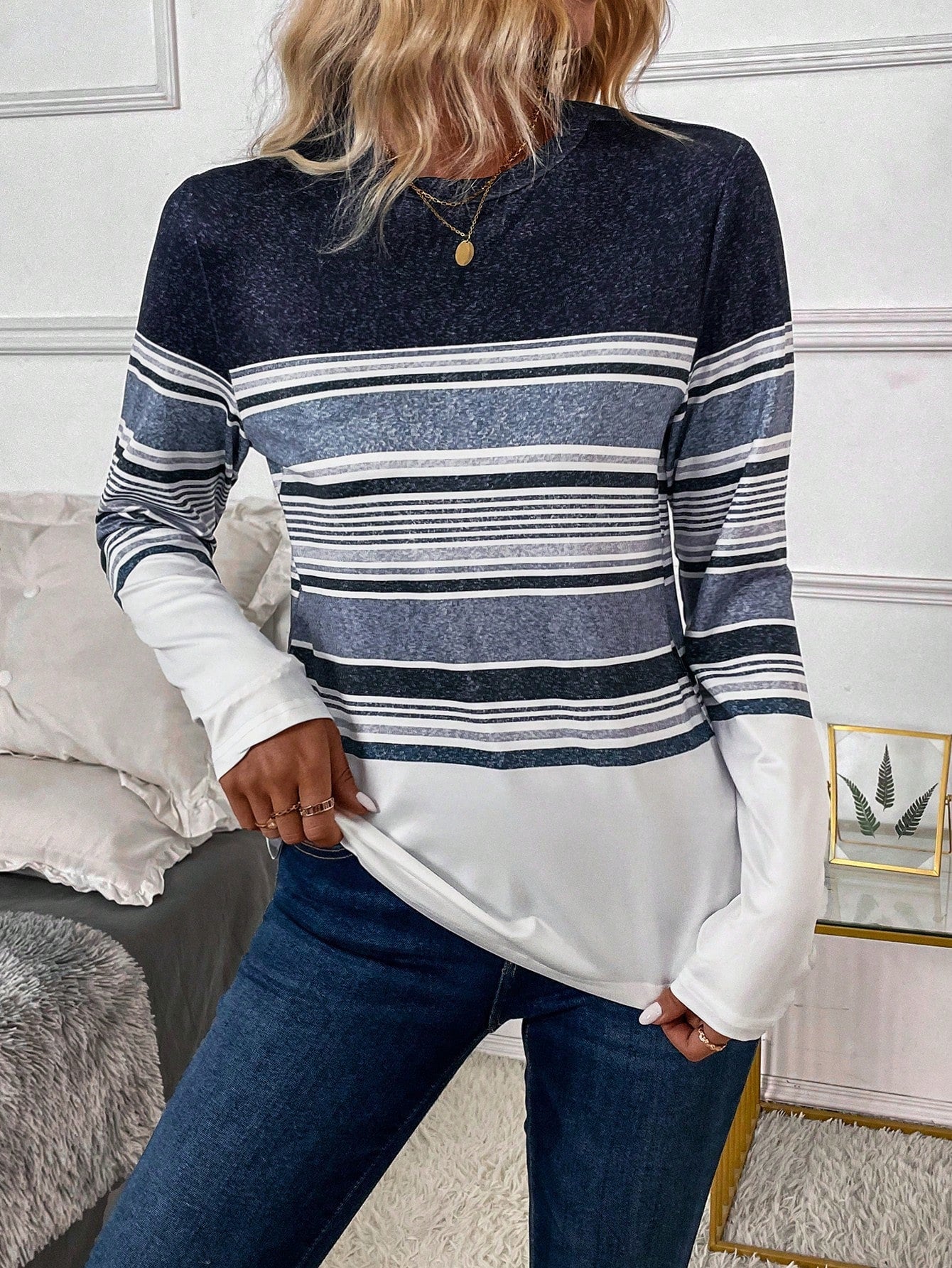 Blusa Listrada em Tons de Azul com Manga Longa Blusa Listrada em Tons de Azul com Manga Longa