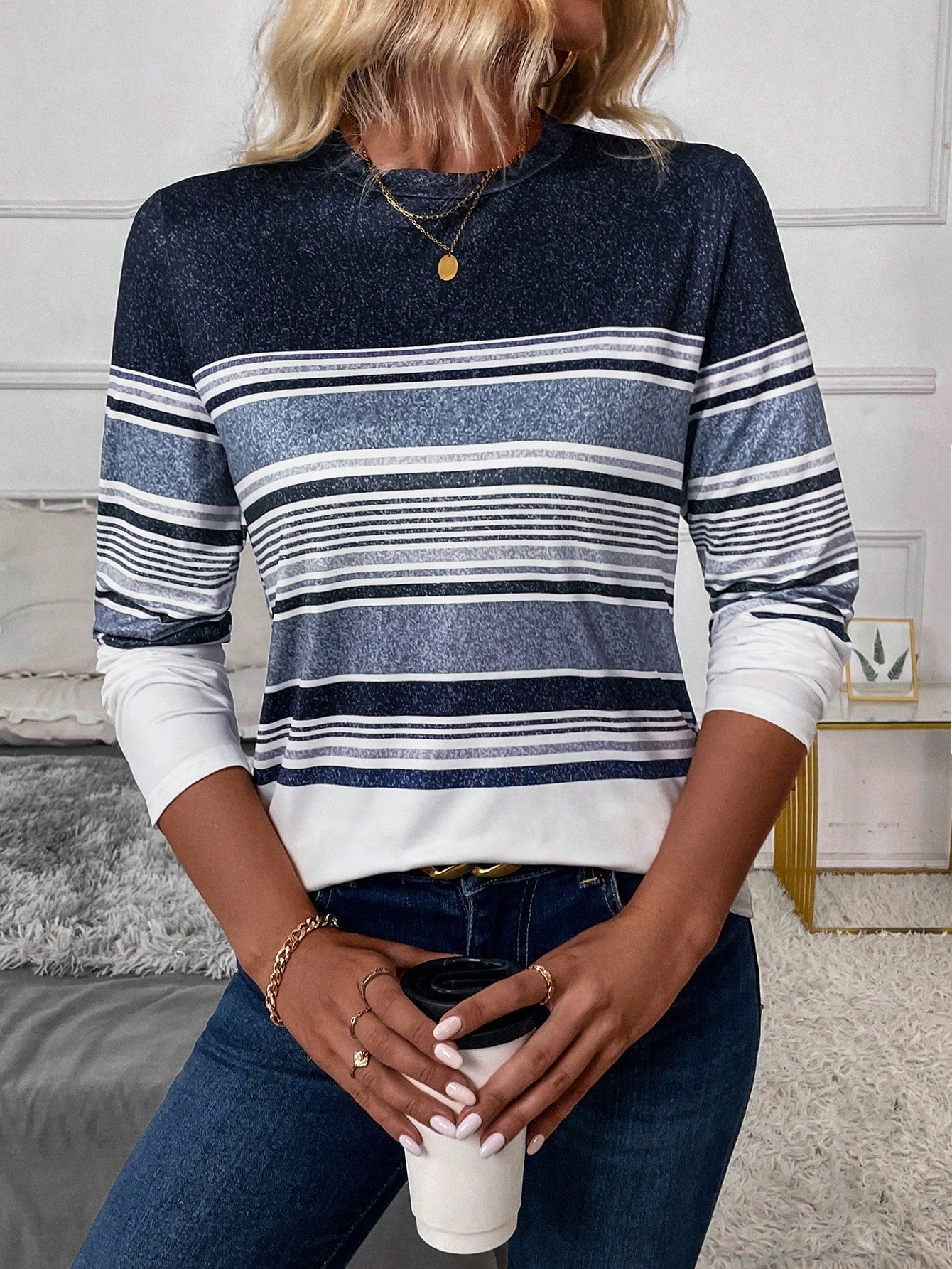 Blusa Listrada em Tons de Azul com Manga Longa Blusa Listrada em Tons de Azul com Manga Longa