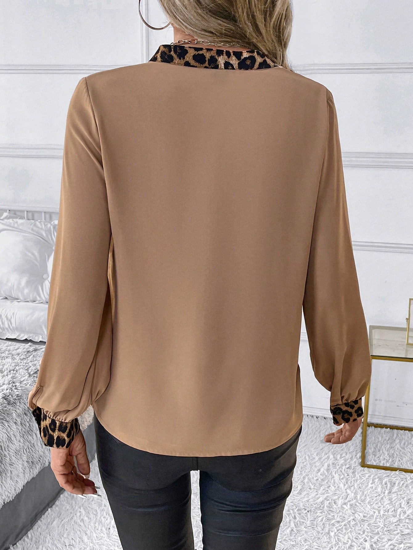 Blusa com Detalhes Animal Print e Decote V Blusa com Detalhes Animal Print e Decote V