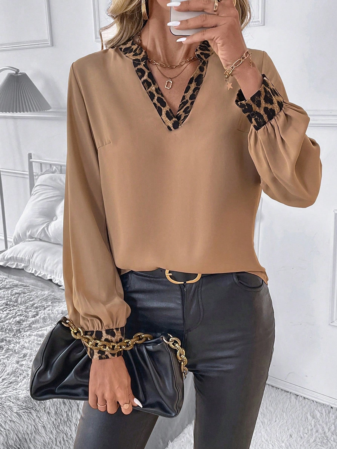 Blusa com Detalhes Animal Print e Decote V Blusa com Detalhes Animal Print e Decote V