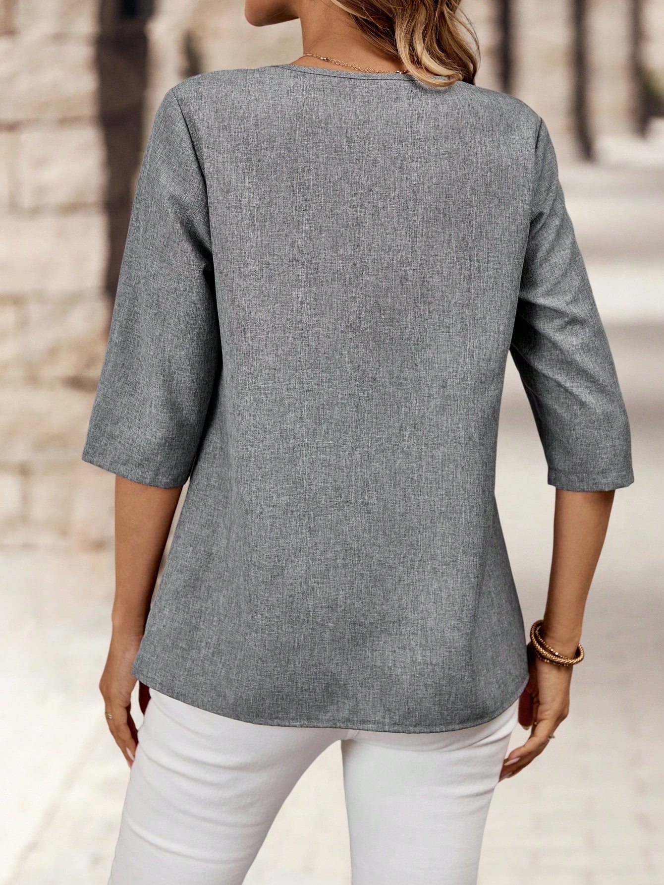 Blusa de Algodão com Detalhe em Camadas e Manga 3/4 Blusa de Algodão com Detalhe em Camadas e Manga 3/4