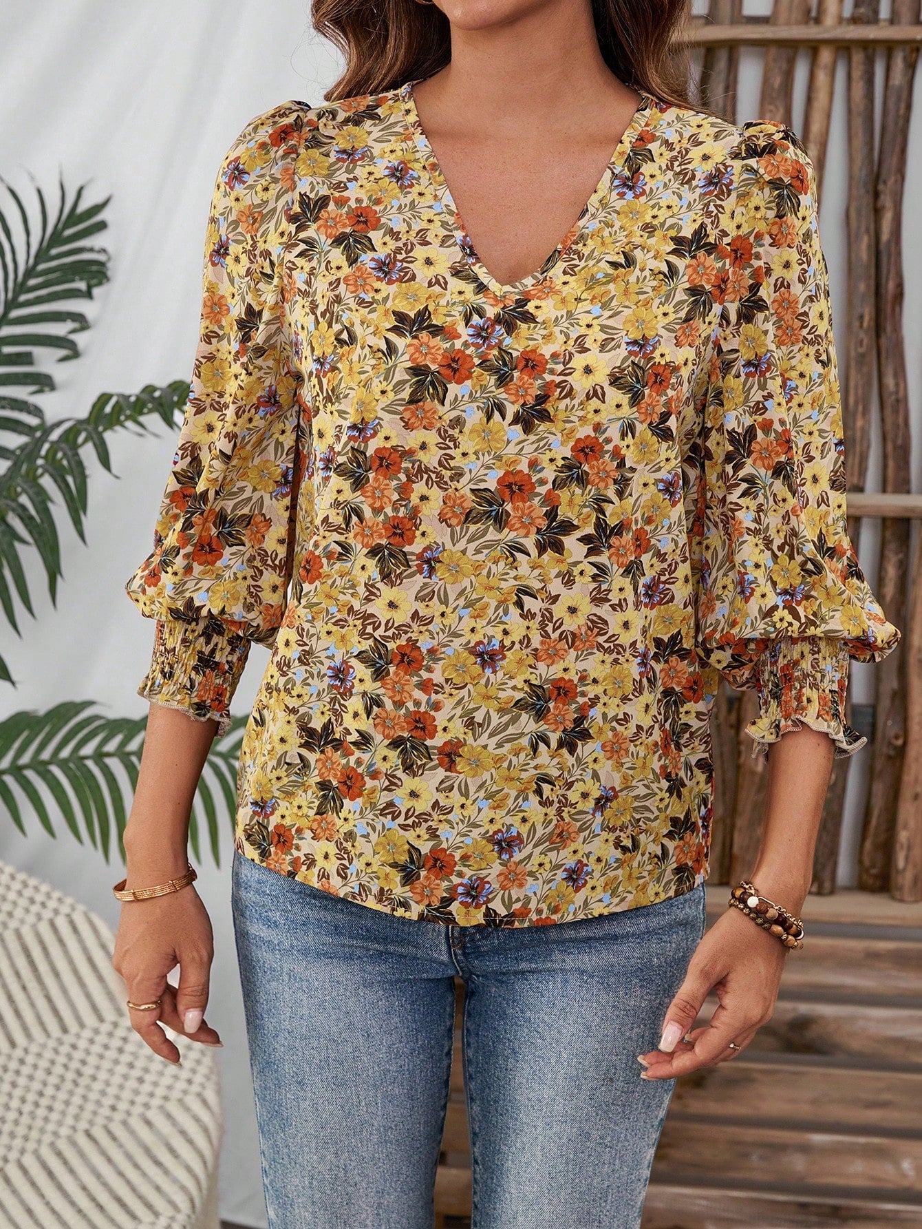 Blusa Floral com Decote V e Manga Bufante 3/4 Blusa Floral com Decote V e Manga Bufante 3/4