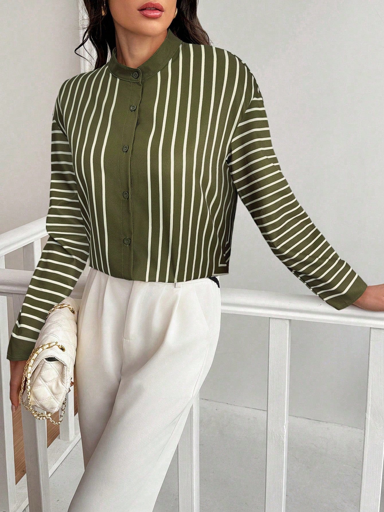 Camisa Listrada com Gola Padre e Estilo Elegante Camisa Listrada com Gola Padre e Estilo Elegante