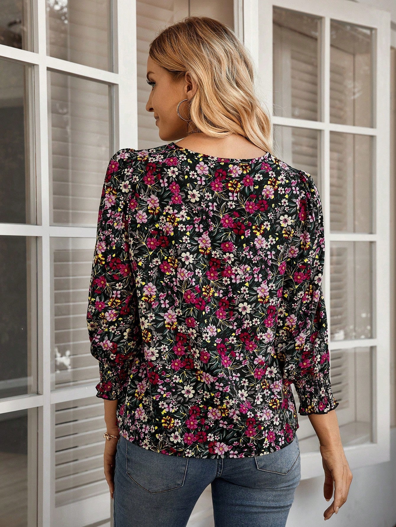 Blusa Floral com Decote V e Manga Bufante 3/4 Blusa Floral com Decote V e Manga Bufante 3/4