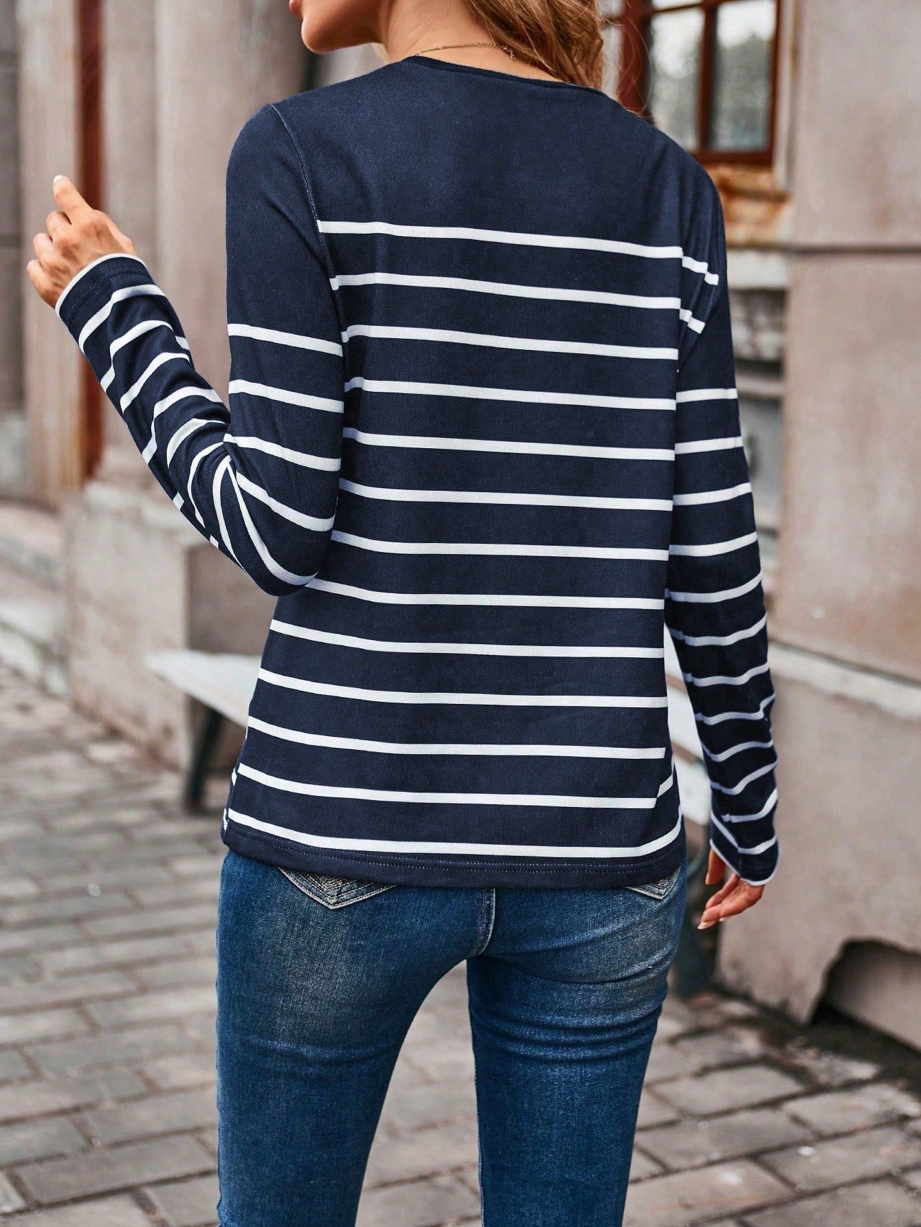 Blusa Listrada com Botões Frontais Decorativos Blusa Listrada com Botões Frontais Decorativos