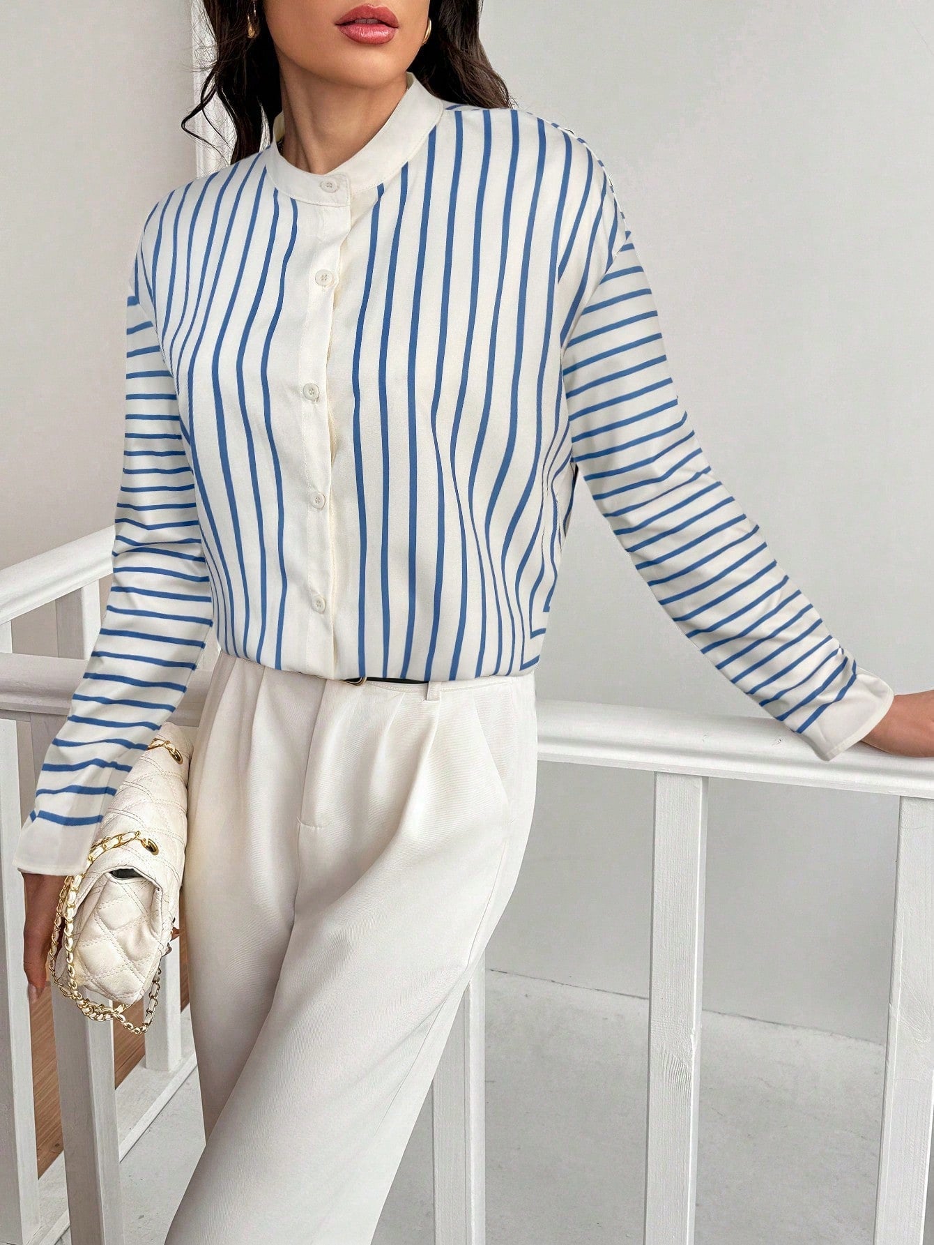 Camisa Listrada com Gola Padre e Estilo Elegante Camisa Listrada com Gola Padre e Estilo Elegante
