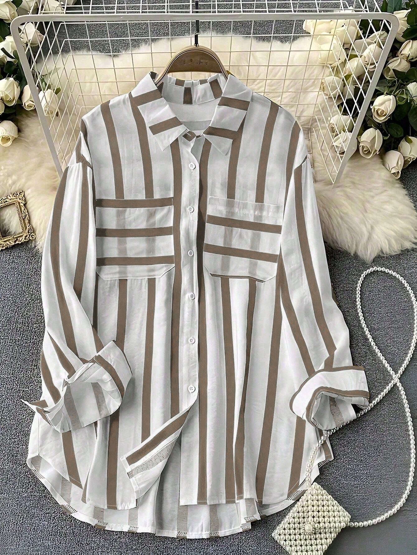 Camisa Listrada Oversized com Bolsos Frontais Caqui / P Camisa Listrada Oversized com Bolsos Frontais