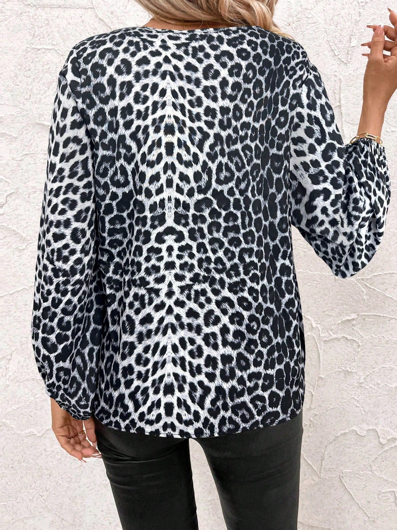 Blusa Animal Print com Manga Ampla e Decote V Blusa Animal Print com Manga Ampla e Decote V
