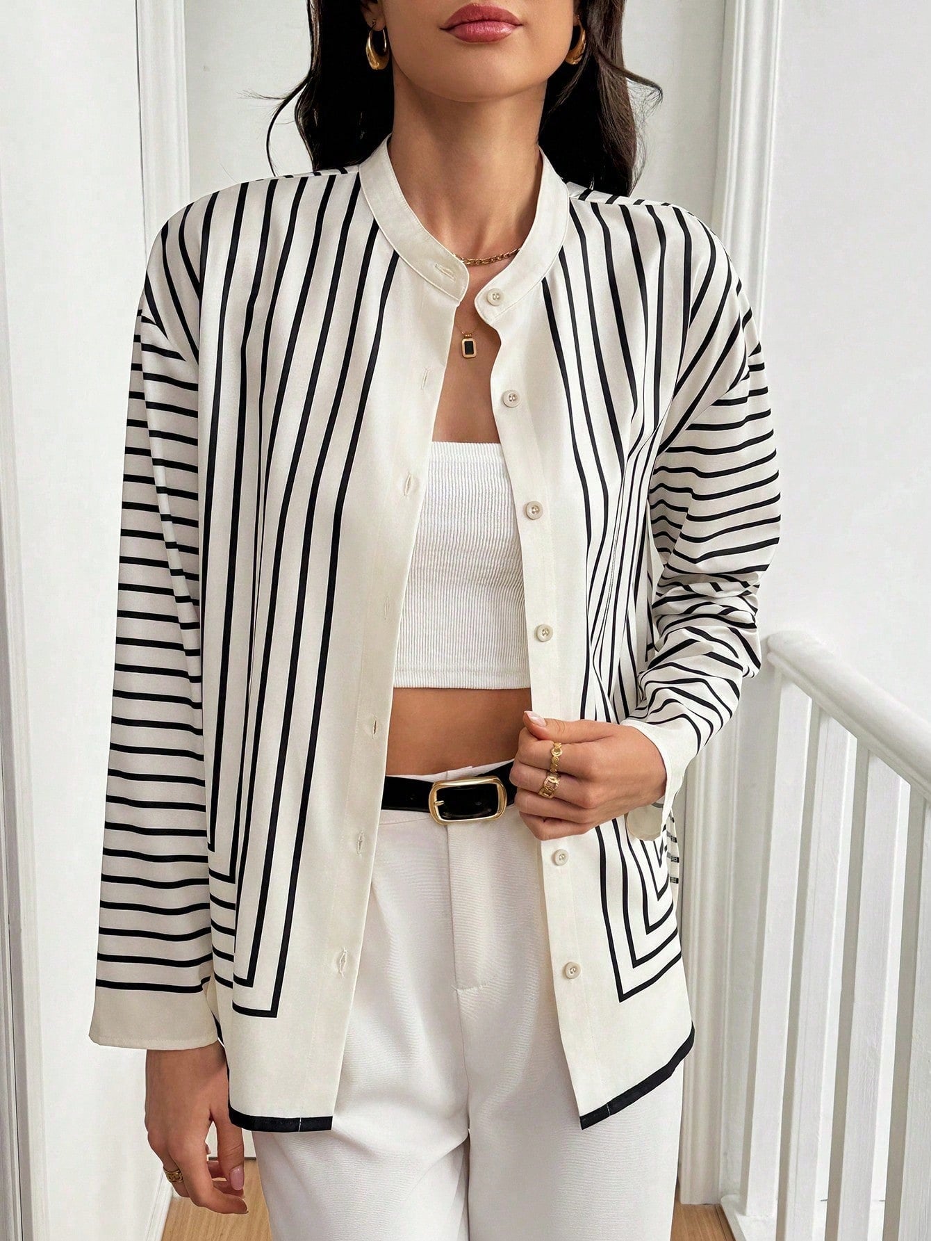 Camisa Listrada com Gola Padre e Estilo Elegante Camisa Listrada com Gola Padre e Estilo Elegante