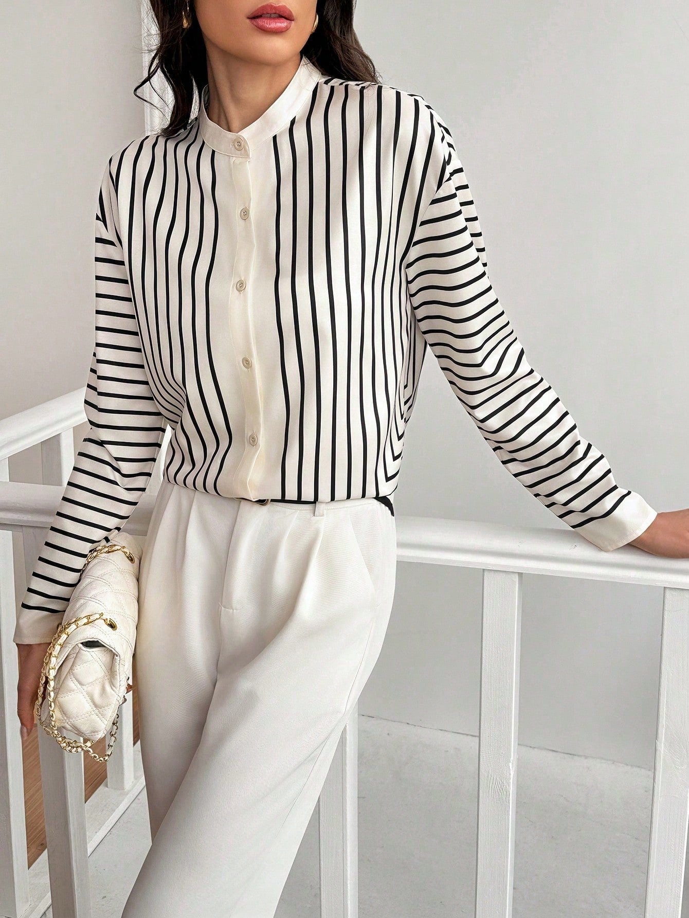 Camisa Listrada com Gola Padre e Estilo Elegante Camisa Listrada com Gola Padre e Estilo Elegante