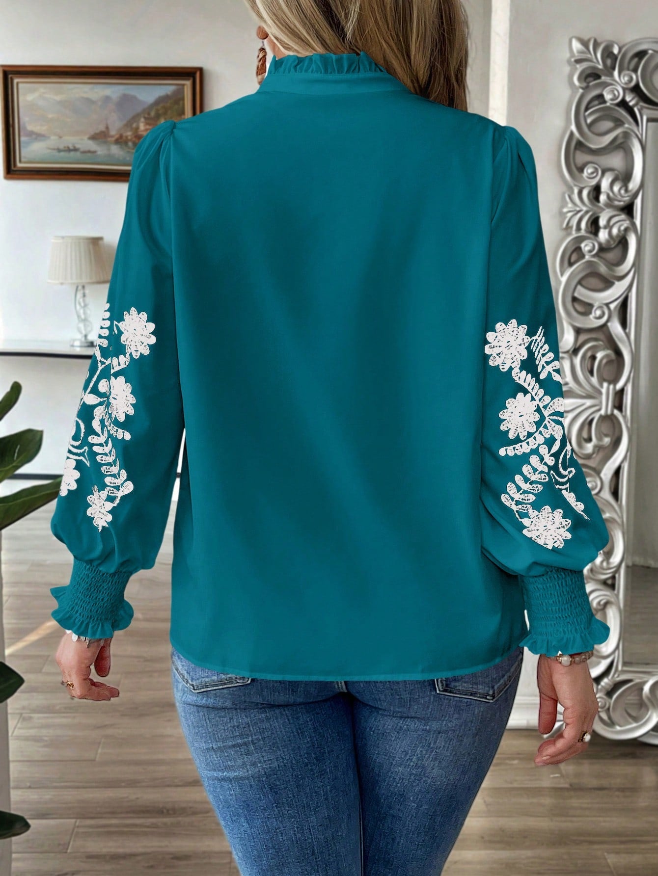 Blusa com Bordado Floral e Manga Longa Elegante Blusa com Bordado Floral e Manga Longa Elegante