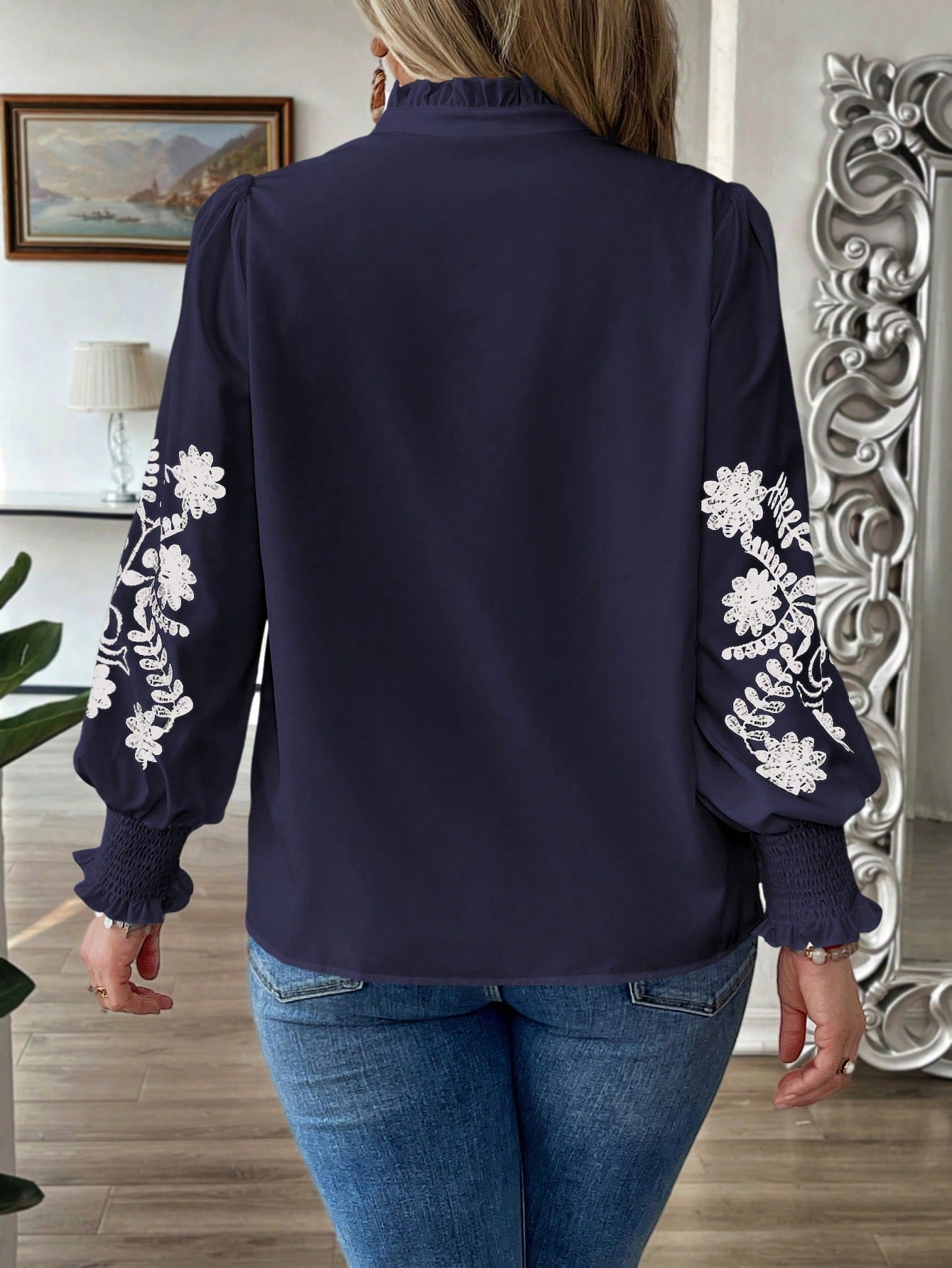 Blusa com Bordado Floral e Manga Longa Elegante Blusa com Bordado Floral e Manga Longa Elegante
