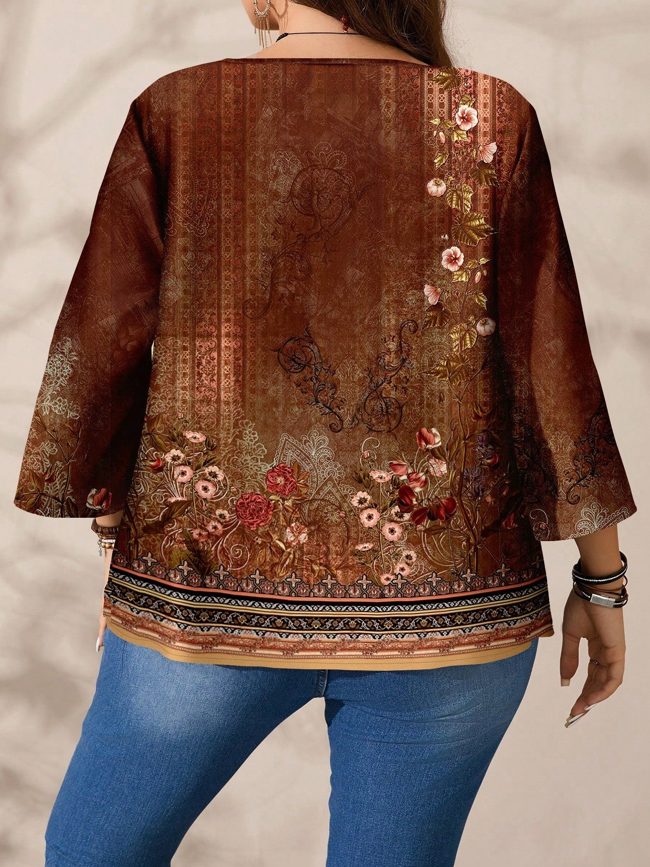 Blusa Estampada com Detalhes Florais e Étnicos Blusa Estampada com Detalhes Florais e Étnicos