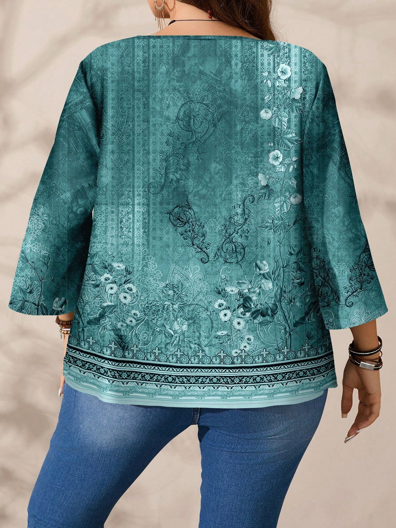 Blusa Estampada com Detalhes Florais e Étnicos Blusa Estampada com Detalhes Florais e Étnicos