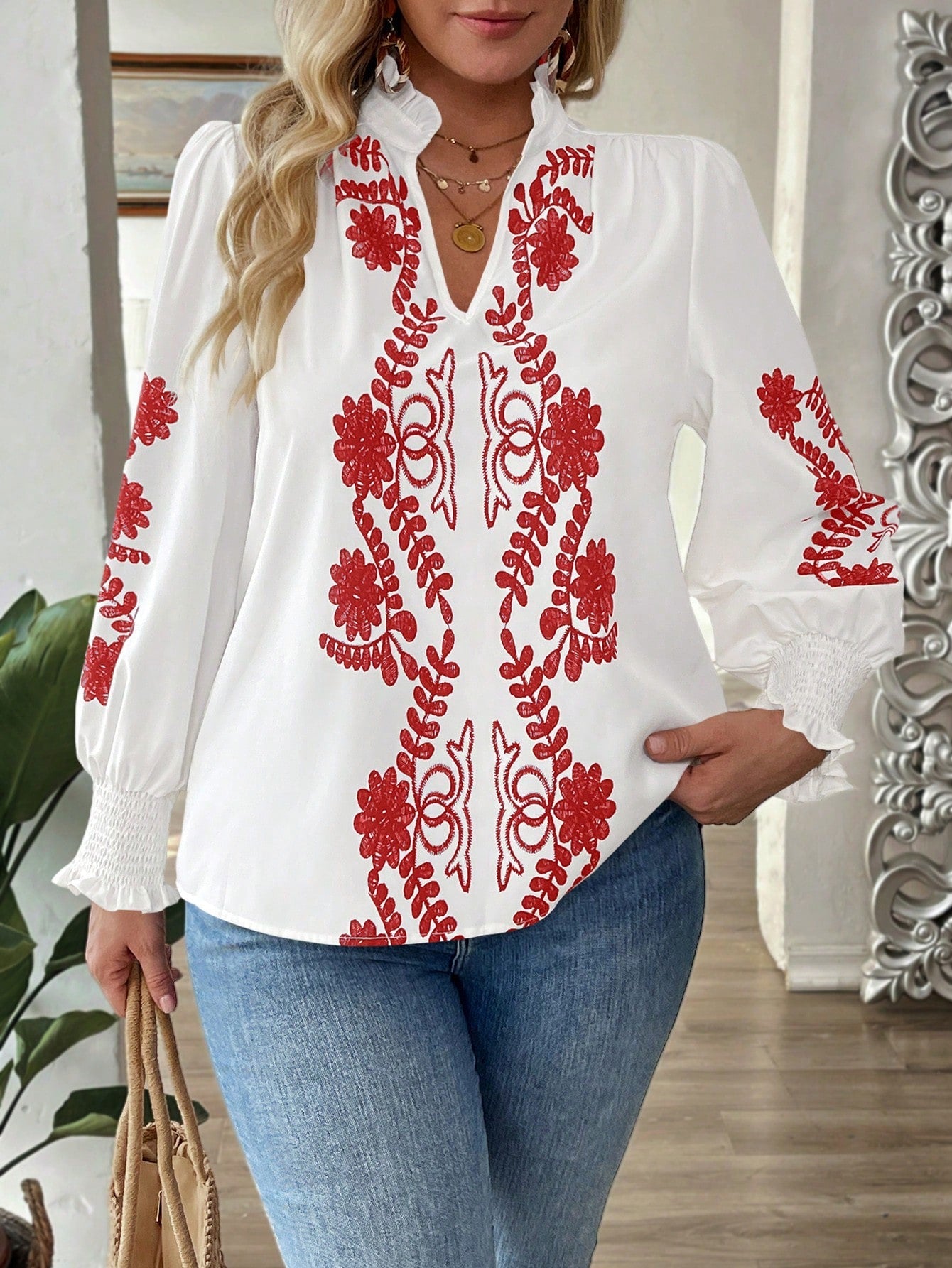Blusa com Bordado Floral e Manga Longa Elegante Blusa com Bordado Floral e Manga Longa Elegante