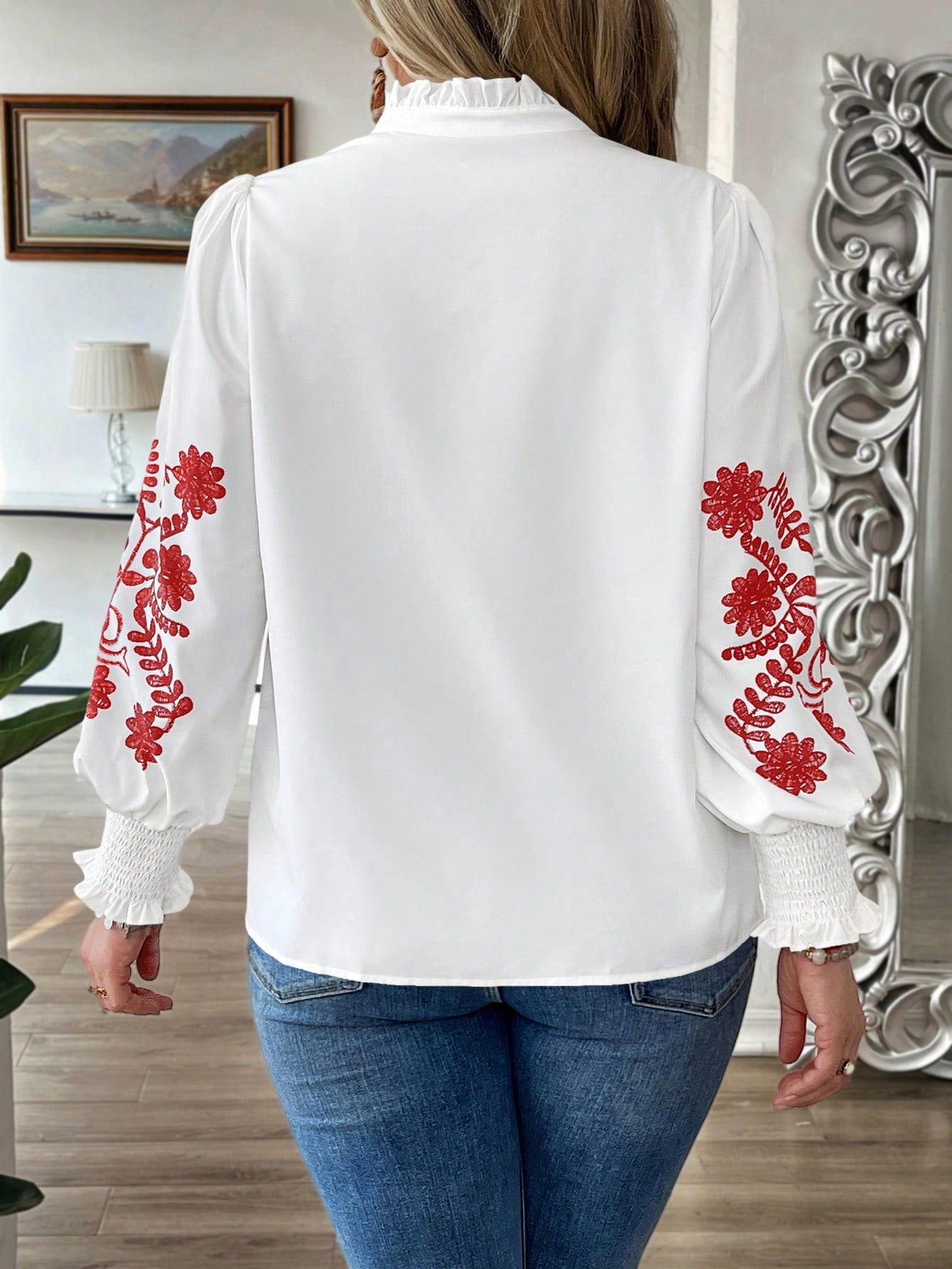 Blusa com Bordado Floral e Manga Longa Elegante Blusa com Bordado Floral e Manga Longa Elegante