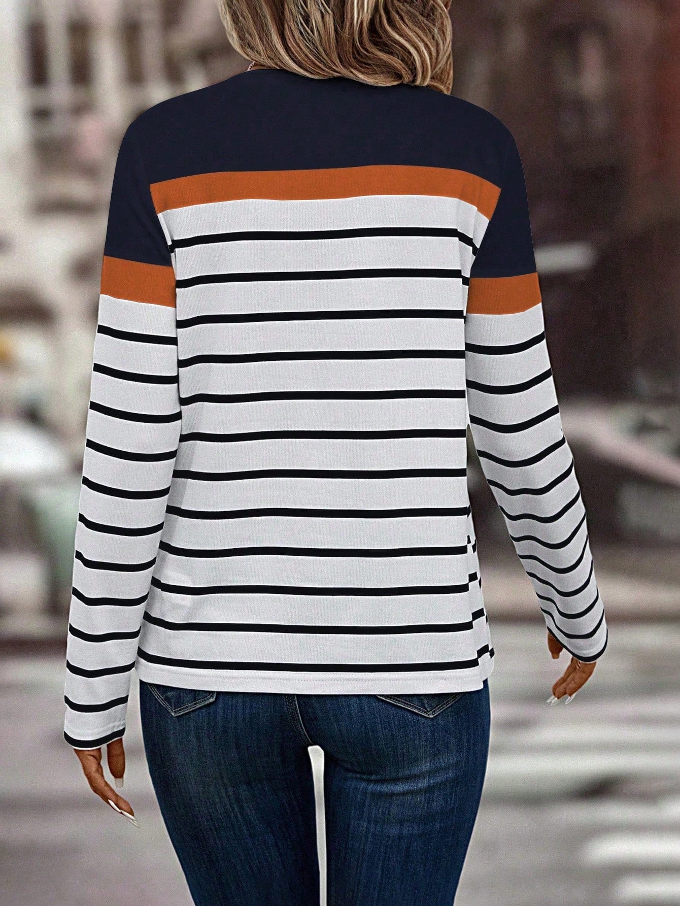 Blusa Listrada com Botões Frontais Decorativos Blusa Listrada com Botões Frontais Decorativos