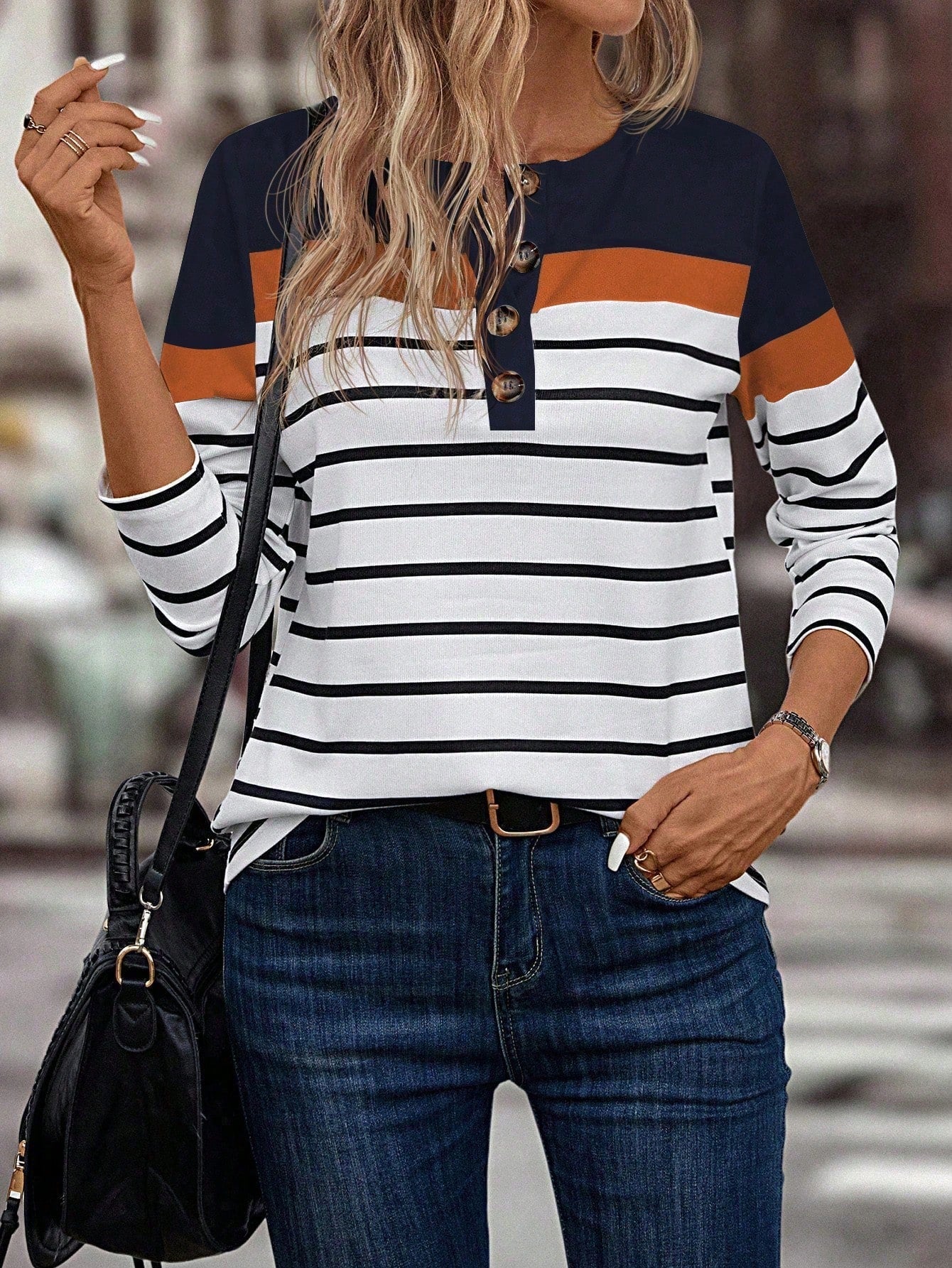Blusa Listrada com Botões Frontais Decorativos Blusa Listrada com Botões Frontais Decorativos