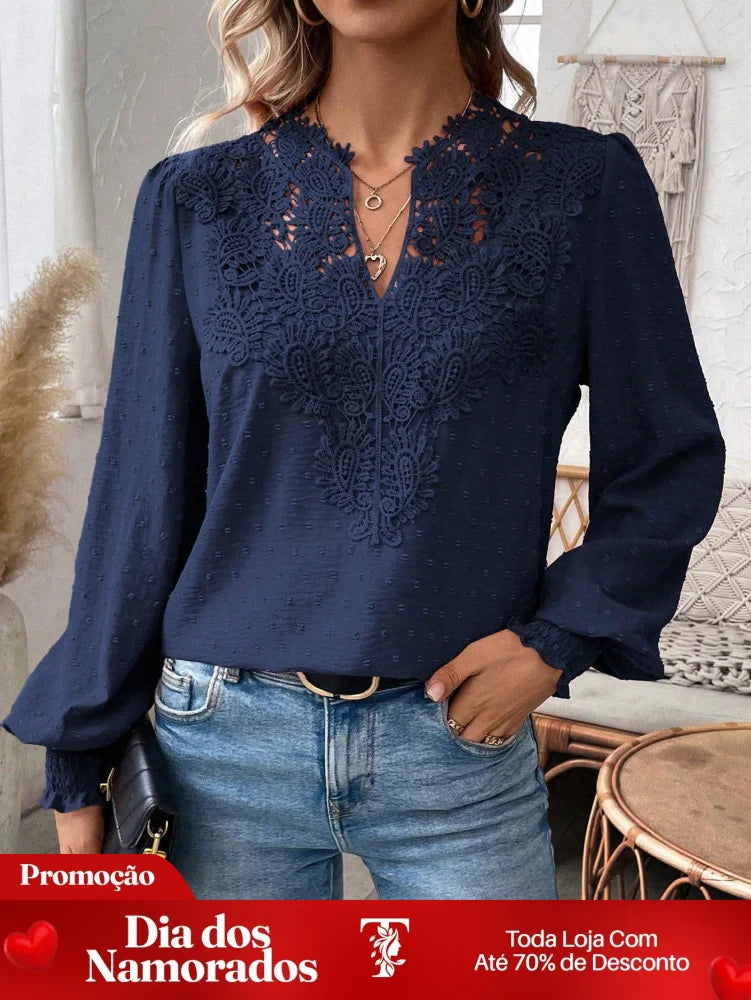 Blusa com Detalhe de Renda no Decote e Manga Longa Blusa com Detalhe de Renda no Decote e Manga Longa