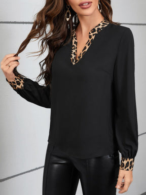 Blusa com Detalhes Animal Print e Decote V Blusa com Detalhes Animal Print e Decote V