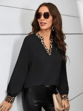 Blusa com Detalhes Animal Print e Decote V Blusa com Detalhes Animal Print e Decote V