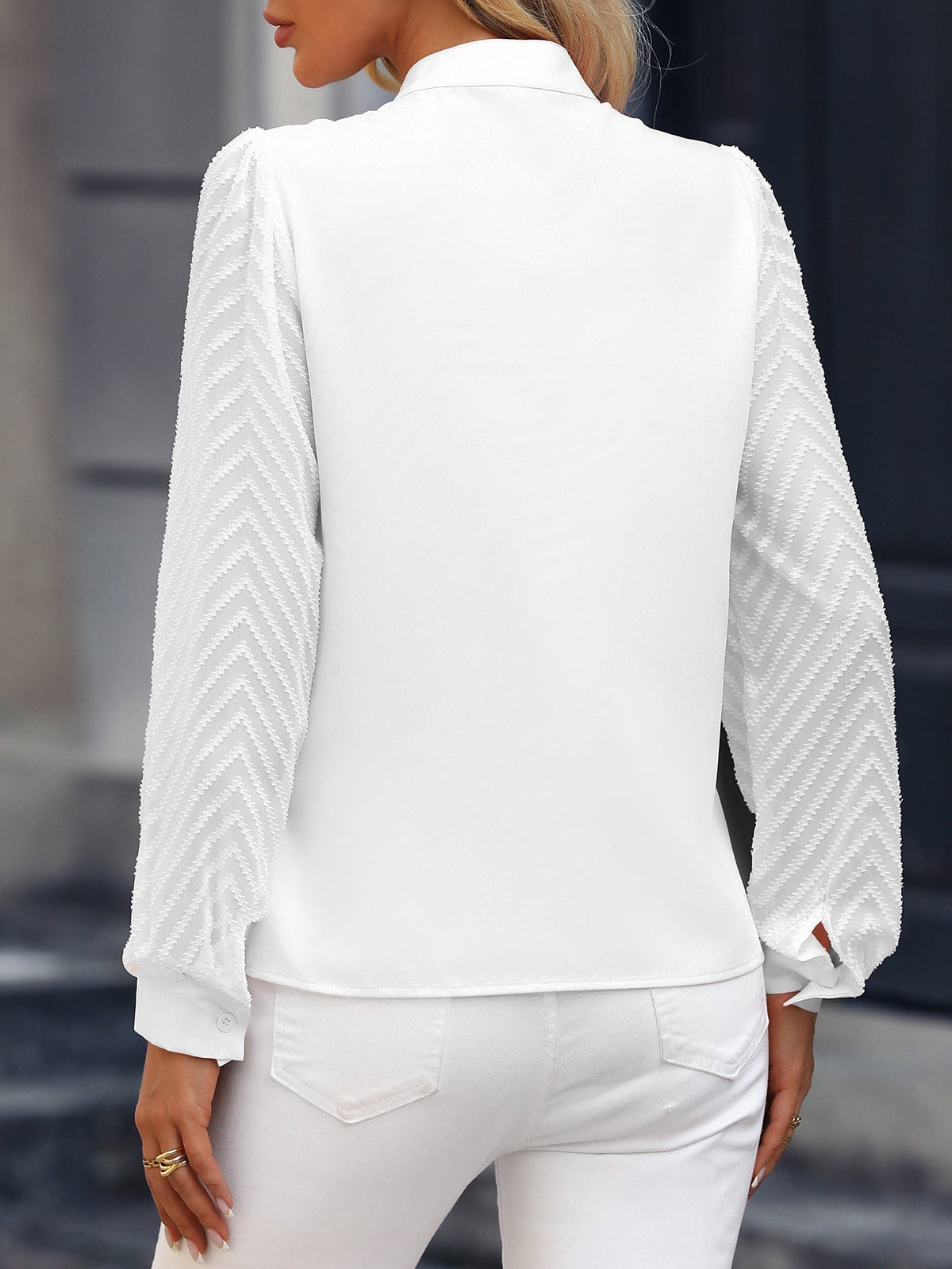 Camisa com Manga de Renda e Decote Elegante Camisa com Manga de Renda e Decote Elegante