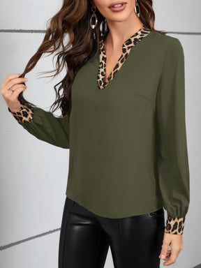 Blusa com Detalhes Animal Print e Decote V Blusa com Detalhes Animal Print e Decote V