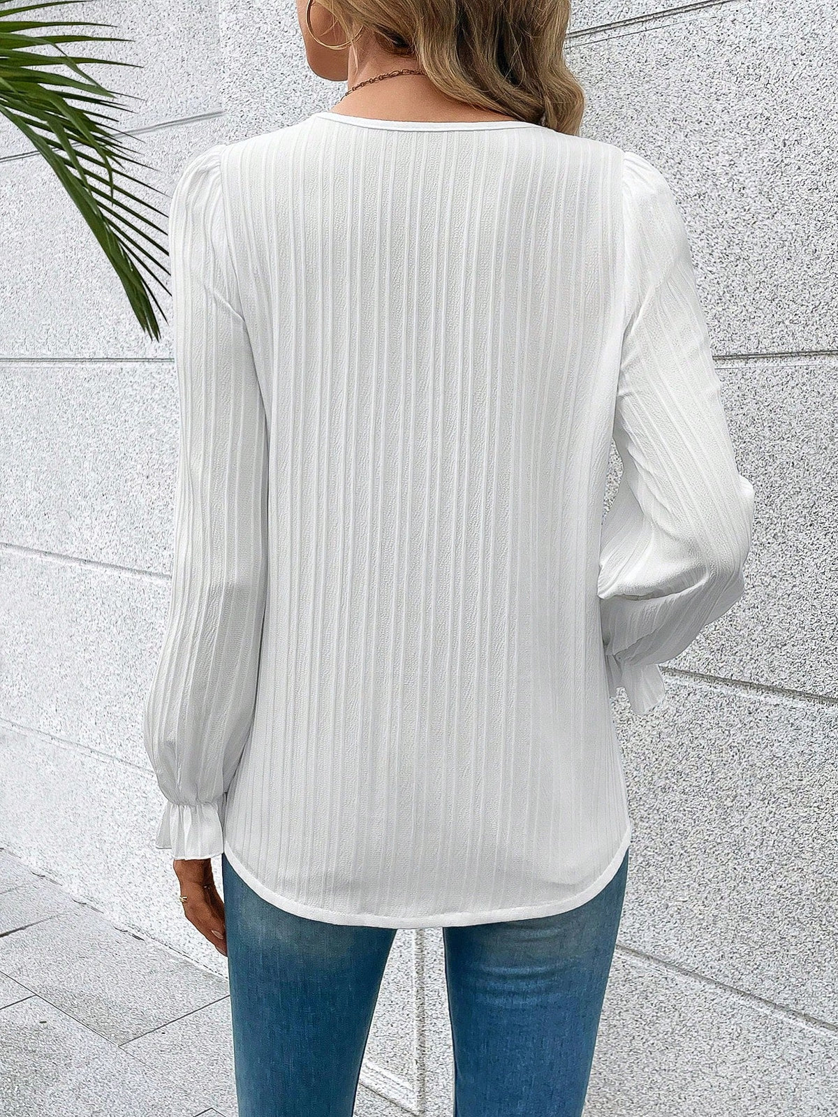 Camisa com Renda no Decote e Manga Longa Romântica Camisa com Renda no Decote e Manga Longa Romântica