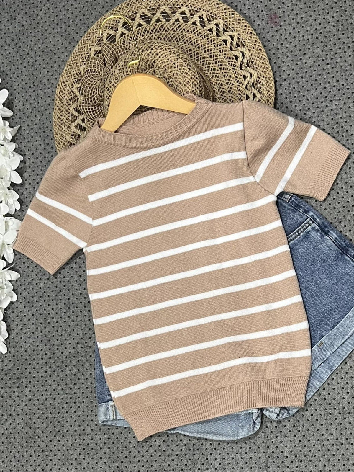 Blusa Tricot Listrada com Manga Curta Ajustada Bege / P Blusa Tricot Listrada com Manga Curta Ajustada