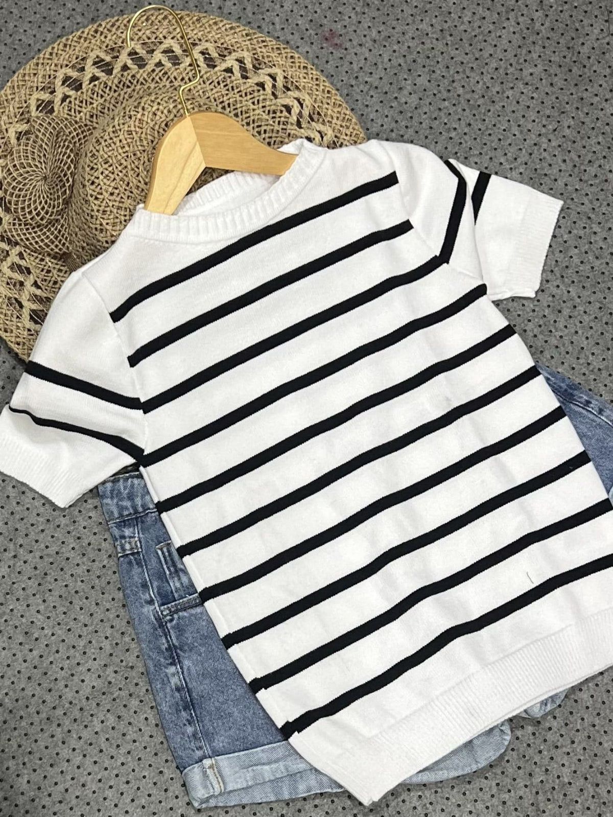 Blusa Tricot Listrada com Manga Curta Ajustada Branco / P Blusa Tricot Listrada com Manga Curta Ajustada
