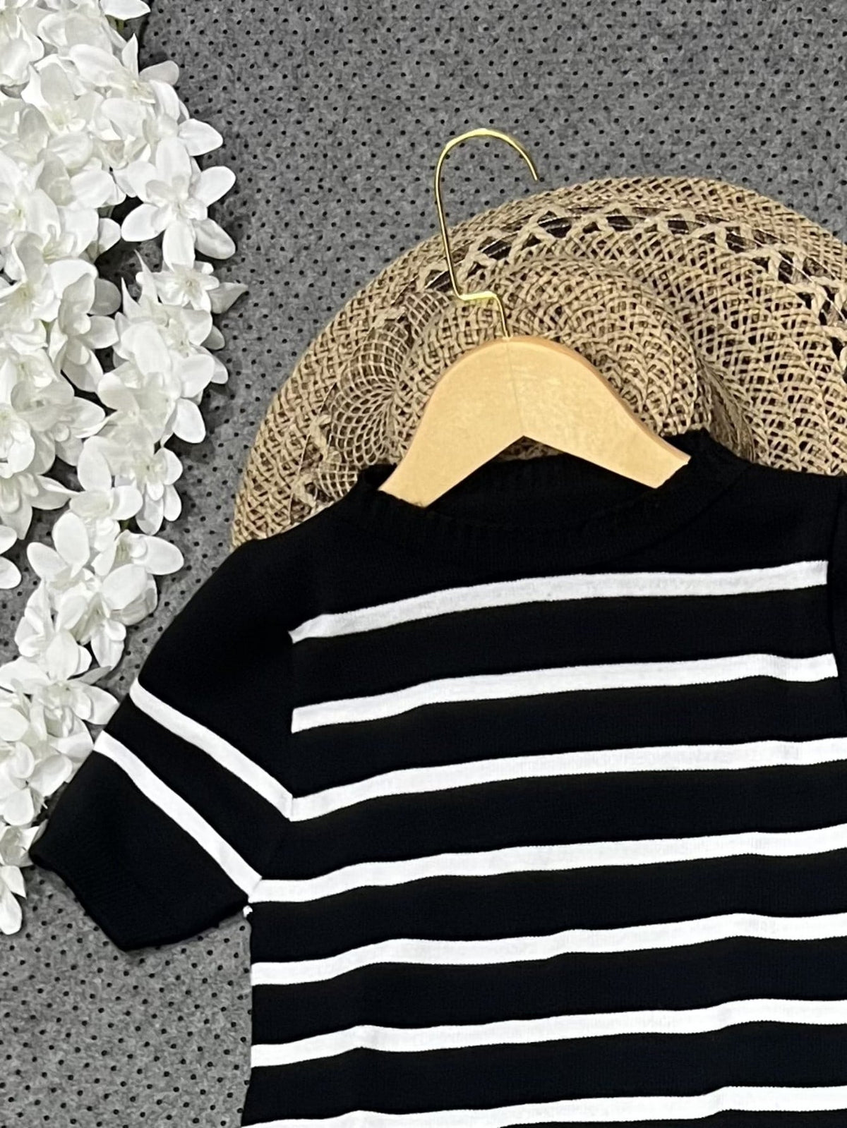 Blusa Tricot Listrada com Manga Curta Ajustada Preto / P Blusa Tricot Listrada com Manga Curta Ajustada