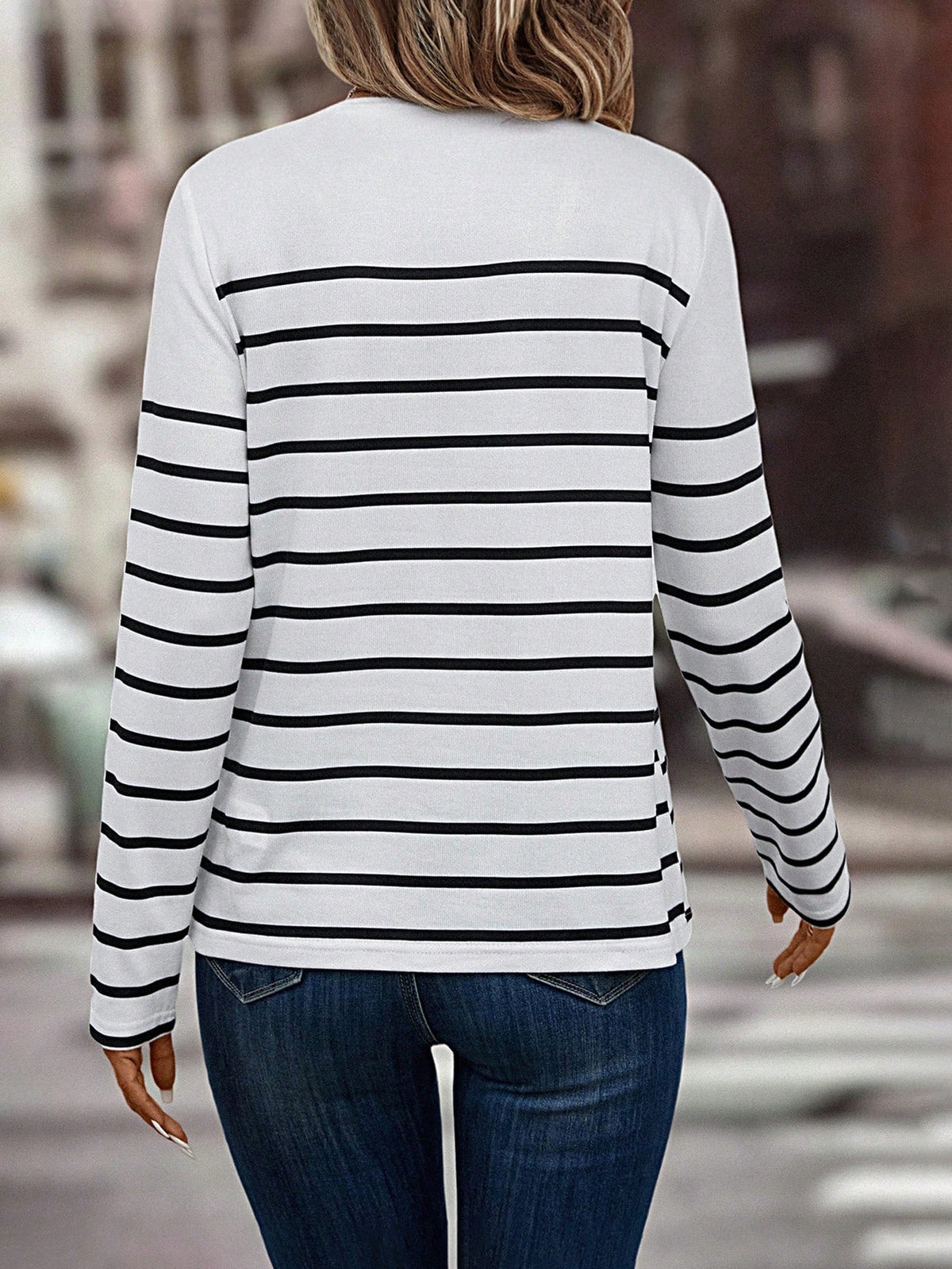 Blusa Listrada com Botões Frontais Decorativos Blusa Listrada com Botões Frontais Decorativos