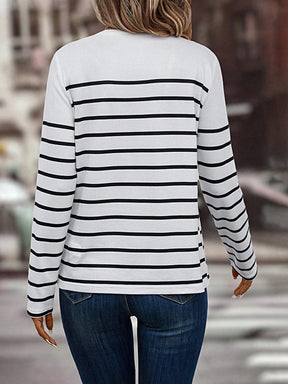 Blusa Listrada com Botões Frontais Decorativos Blusa Listrada com Botões Frontais Decorativos