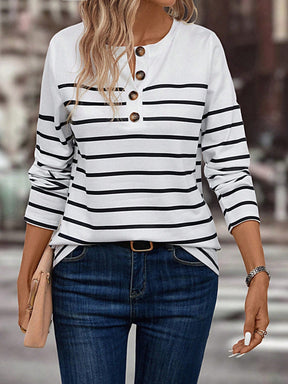 Blusa Listrada com Botões Frontais Decorativos Blusa Listrada com Botões Frontais Decorativos
