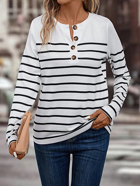 Blusa Listrada com Botões Frontais Decorativos Blusa Listrada com Botões Frontais Decorativos