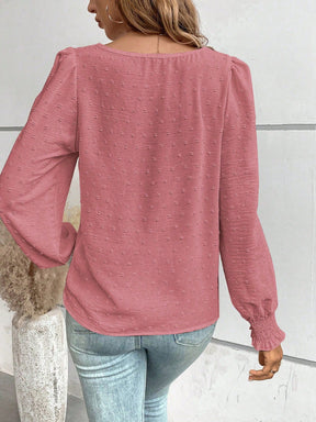 Blusa Delicada com Textura Poá e Punhos Franzidos Blusa Delicada com Textura Poá e Punhos Franzidos