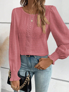 Blusa Delicada com Textura Poá e Punhos Franzidos Blusa Delicada com Textura Poá e Punhos Franzidos