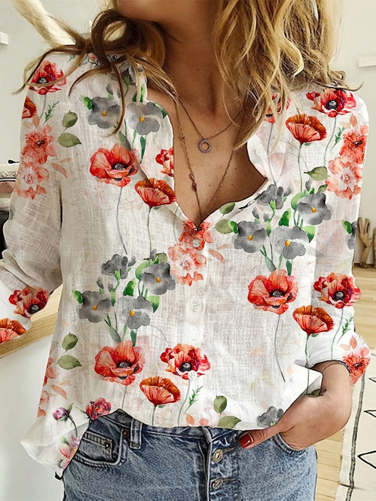 Camisa Floral em Linho com Decote Profundo Camisa Floral em Linho com Decote Profundo