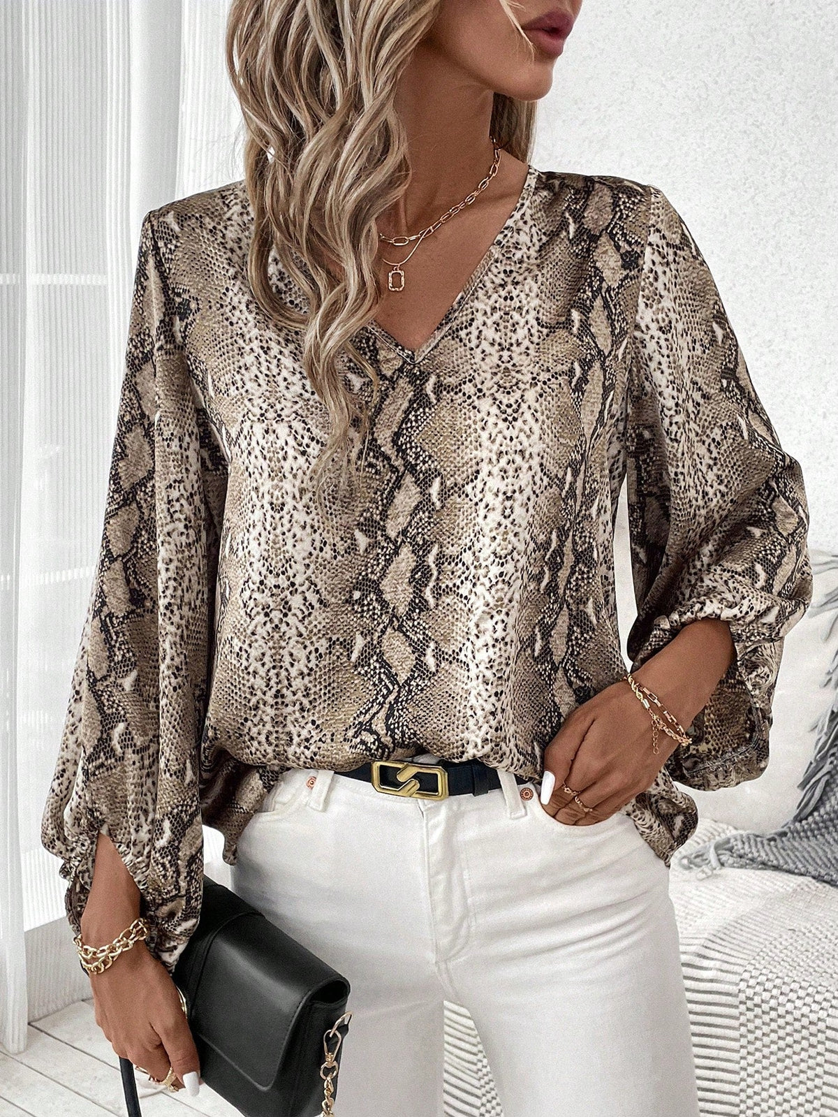 Camisa Estampa Snake com Decote V e Manga Longa Camisa Estampa Snake com Decote V e Manga Longa