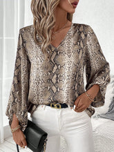 Camisa Estampa Snake com Decote V e Manga Longa Camisa Estampa Snake com Decote V e Manga Longa